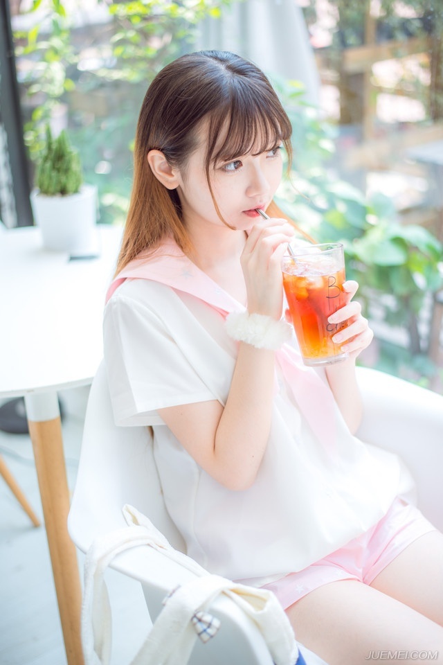 没有一宗友情是地久天长的。人们在你的生活里来去如流，有时，友情的过程是短暂的，有限的。